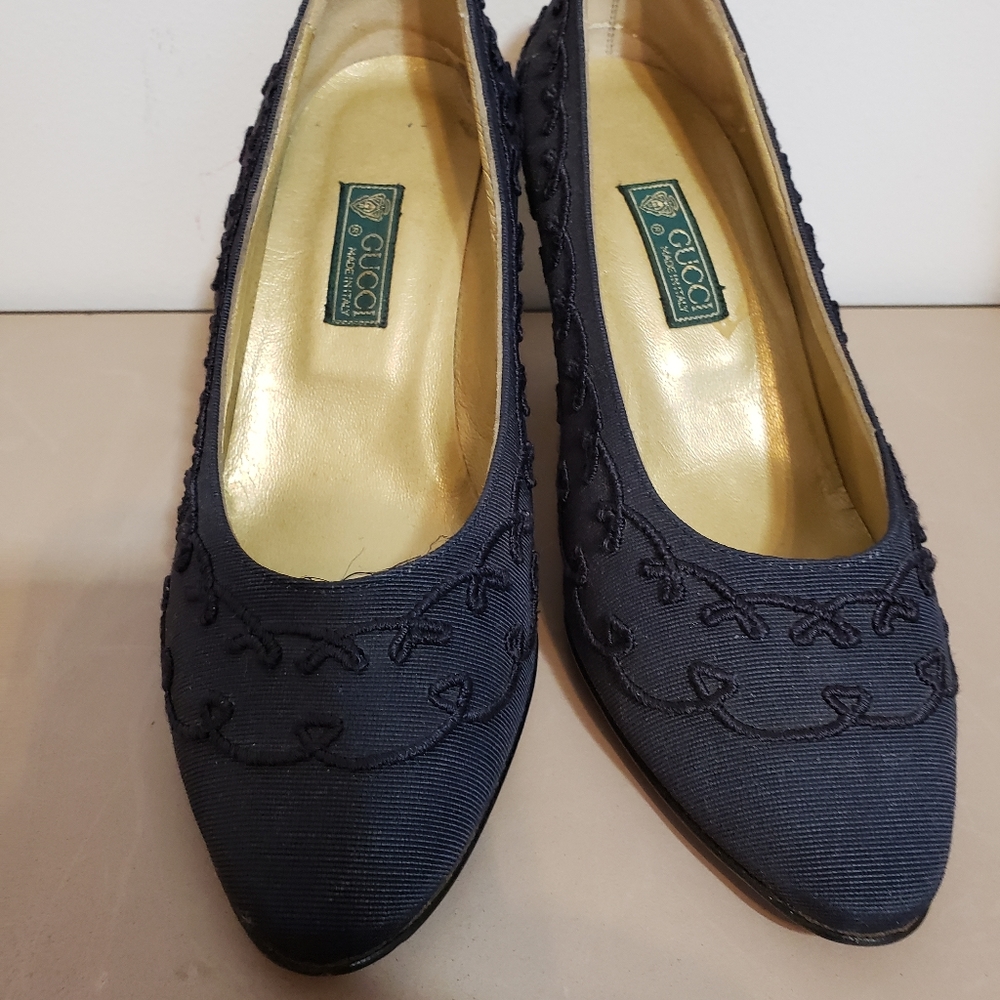 LIKE NEW USED CONDITION GUCCI HEELS NAVY SIZE 3.5 50.00 or offer